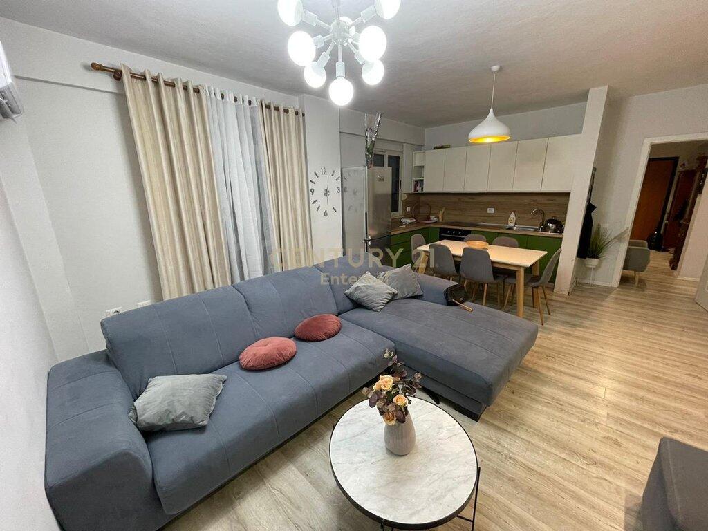 Apartamenti 3+1+2 tek IshSstacioni i Trenit per qira 1,000 € /Muaj
