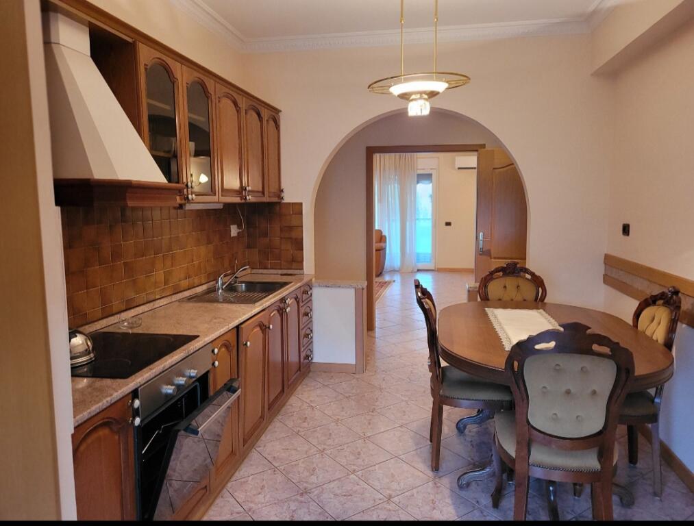 Shitët  super apartament  3+1+2 ne zemër te bllokut
