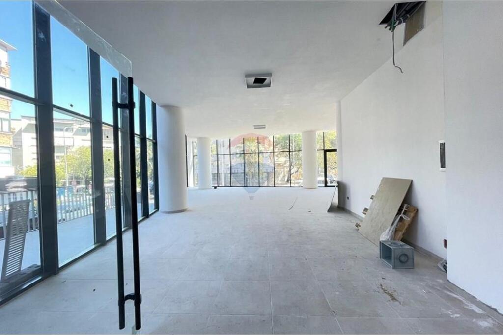 Unità commerciale Corner in vendita!