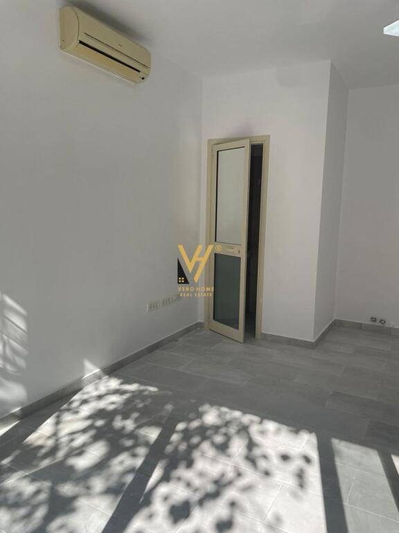 VENDESI COMMERCIALE IN VENDITA 20 M2 A MYSLYM SHYR 75.000 EURO