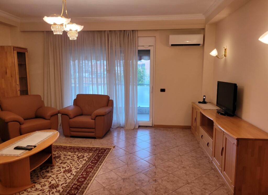 Shitët  super apartament  3+1+2 ne zemër te bllokut