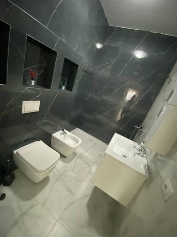 🏡 Me Qira – Apartament 2+1+2 📍 Liqeni i Thatë – Kompleksi FZ 💶 Qiraja: 650 € / muaj