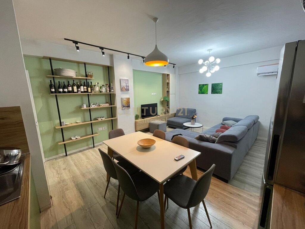 Apartamenti 3+1+2 tek IshSstacioni i Trenit per qira 1,000 € /Muaj