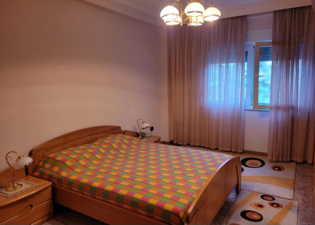 Shitët  super apartament  3+1+2 ne zemër te bllokut
