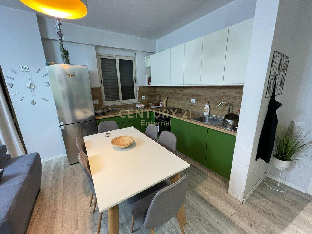 Apartamenti 3+1+2 tek IshSstacioni i Trenit per qira 1,000 € /Muaj
