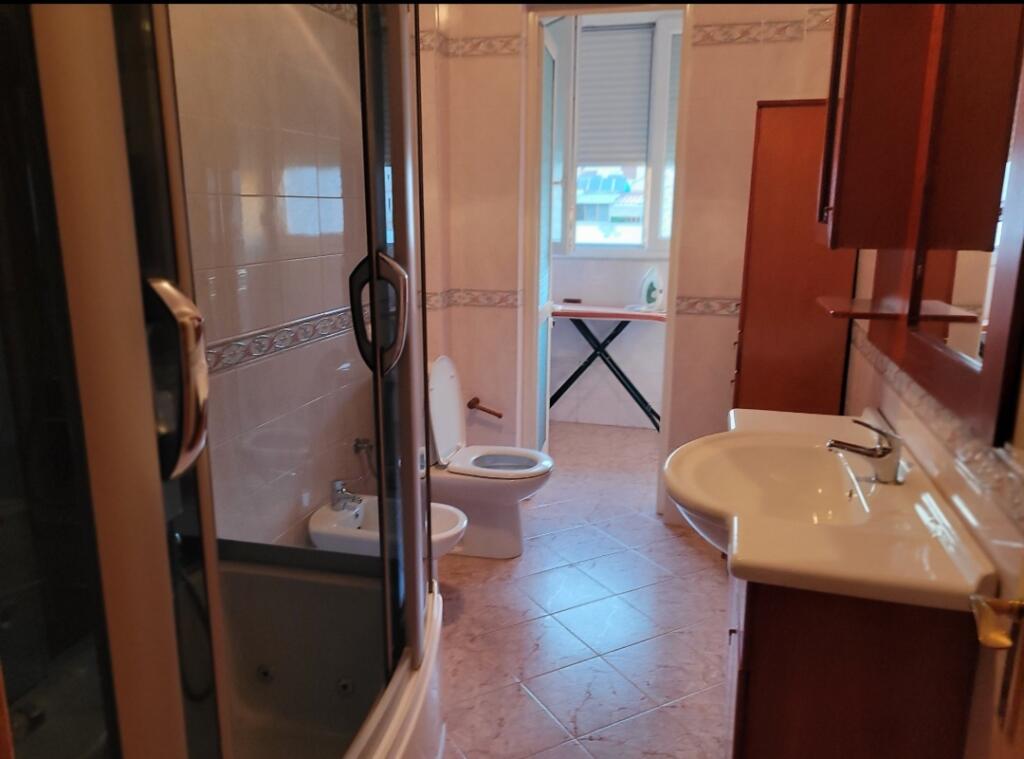 Shitët  super apartament  3+1+2 ne zemër te bllokut