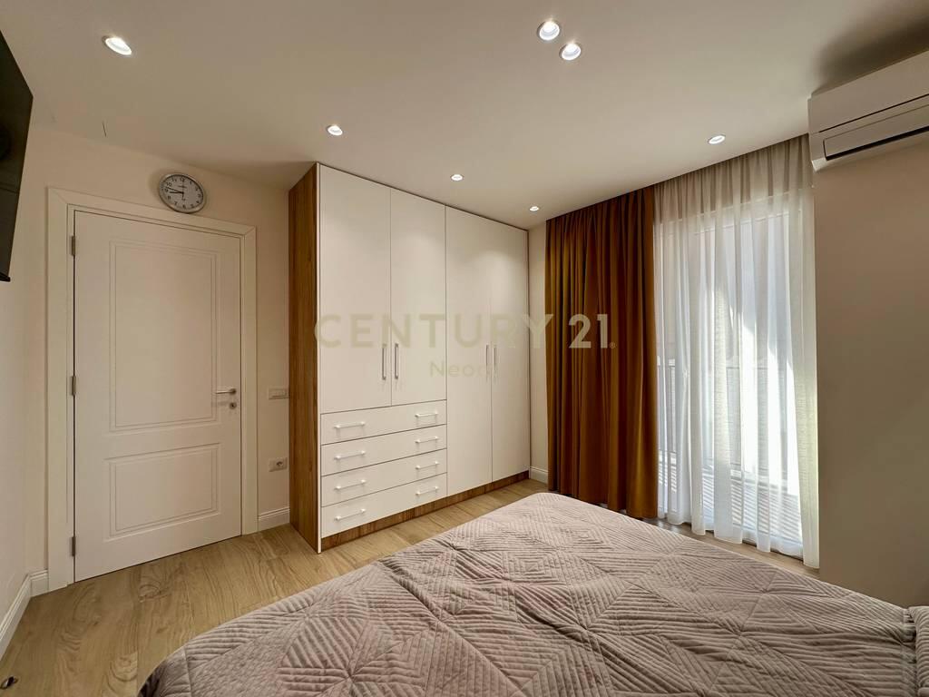 QIRA, APARTAMENT 1+1 + POST PARKIMI! 600 € /Muaj