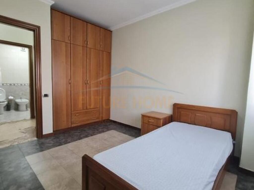 Shitet, Apartament 3+1+2+Depo, Bulevardi Zog I, Tirane