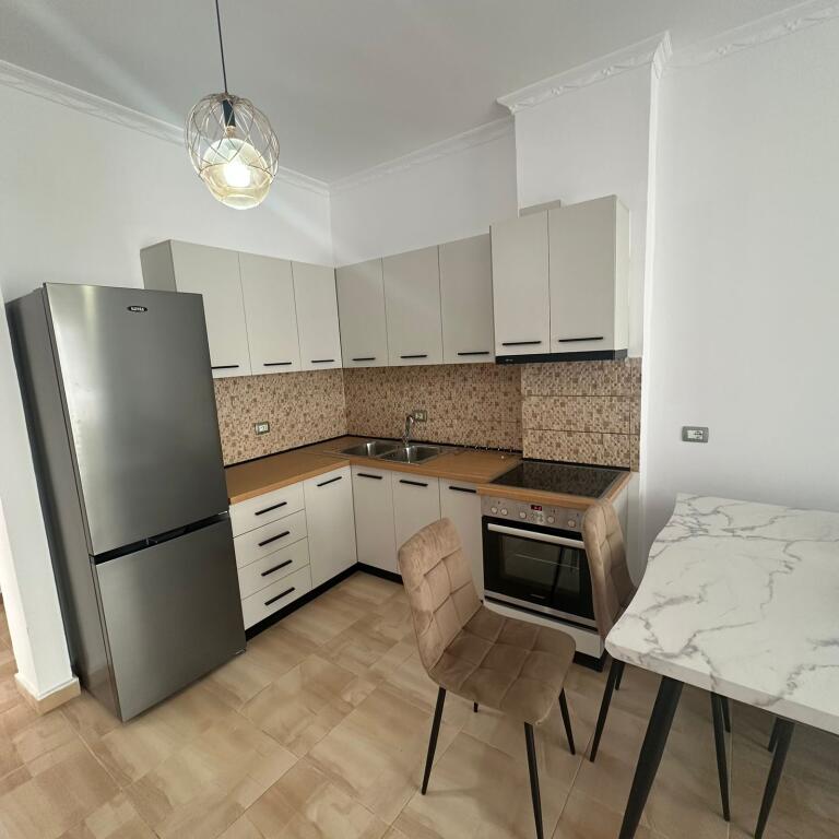 Apartament 3+1 me qira – Mbi Brryl, përballë Maternitetit të Ri