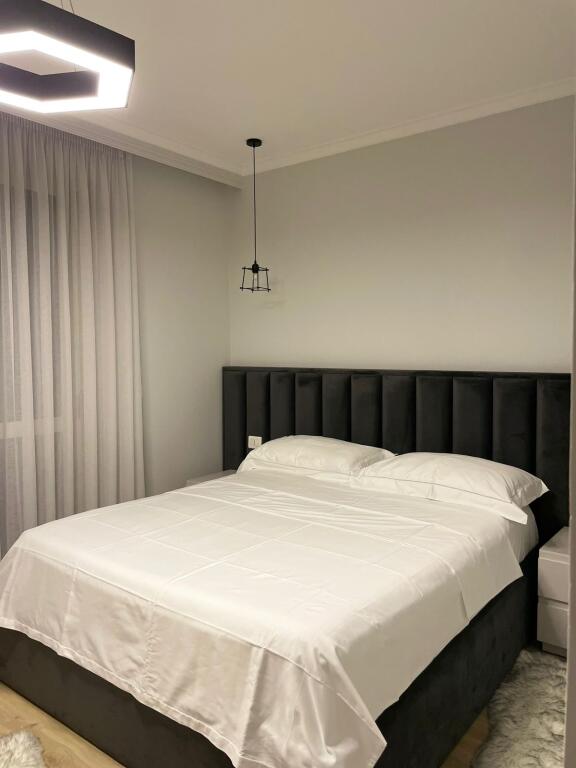 Apartament me qira 1+1 në Bllok!
