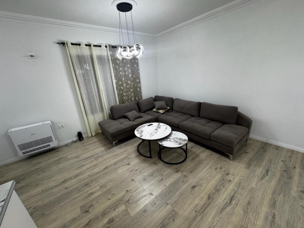 🏠Ne zonen e Saukut,prane Club Cinco Cavalli jepet me qera kati i III-te i nje vile,,2+1,i mobiluar.600 EURO