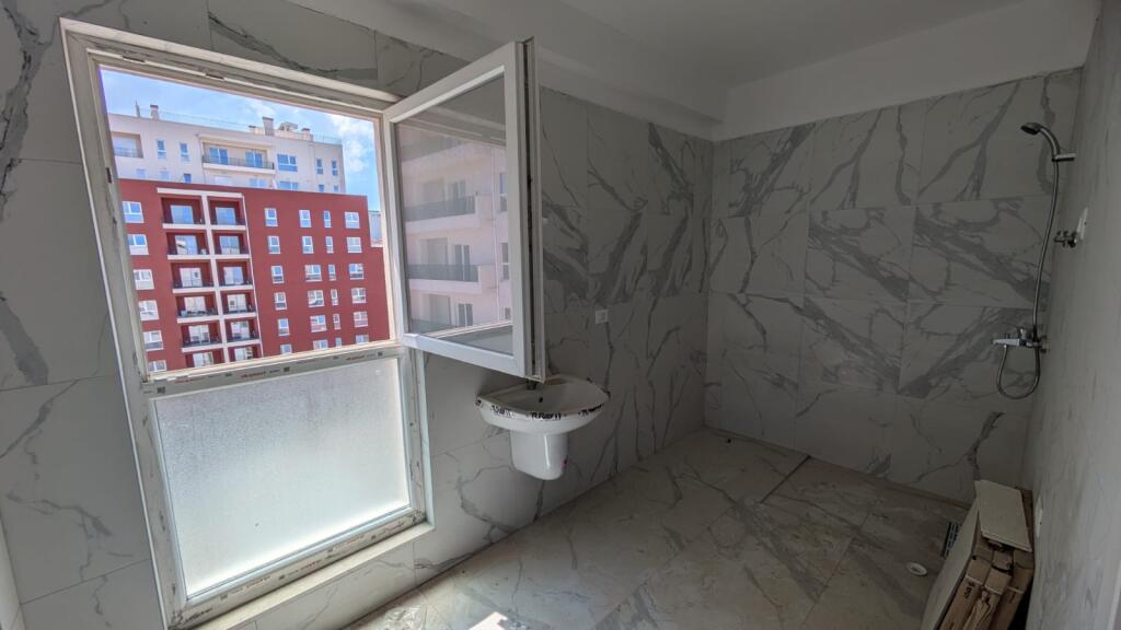 Shitet Apartament 2+1 +2 Kati 6,pallat me ashensor  Siperfaqe 117.6 m2  Cmimi 1600€\m2  Rruga Dritan Hoxha  Kompleksi aura