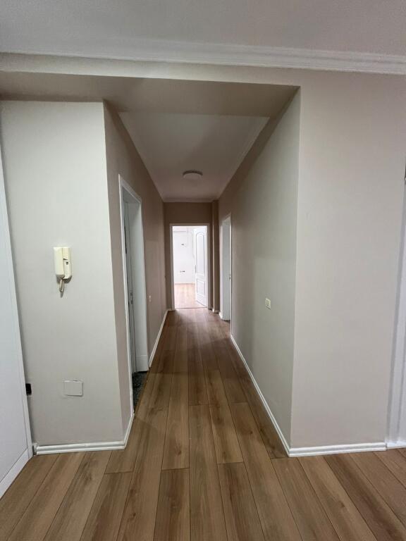 ✨ Jepet me Qira Apartament 2+1+2  📍 Vendndodhja: Direkt mbi Piano Bar Elysee  💶 Çmimi: 1,500 € bruto / muaj