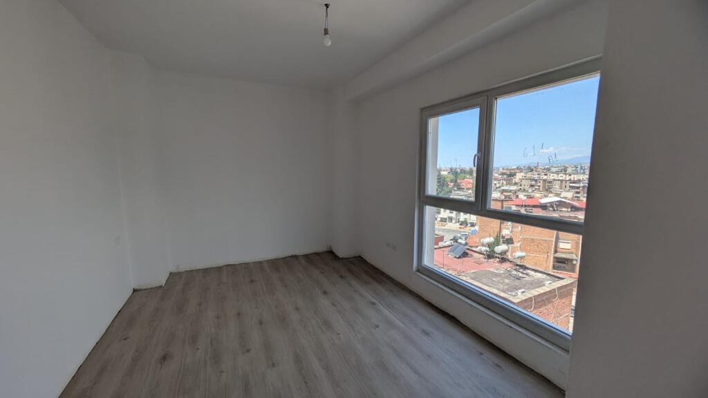 Shitet Apartament 2+1 +2 Kati 6,pallat me ashensor  Siperfaqe 117.6 m2  Cmimi 1600€\m2  Rruga Dritan Hoxha  Kompleksi aura