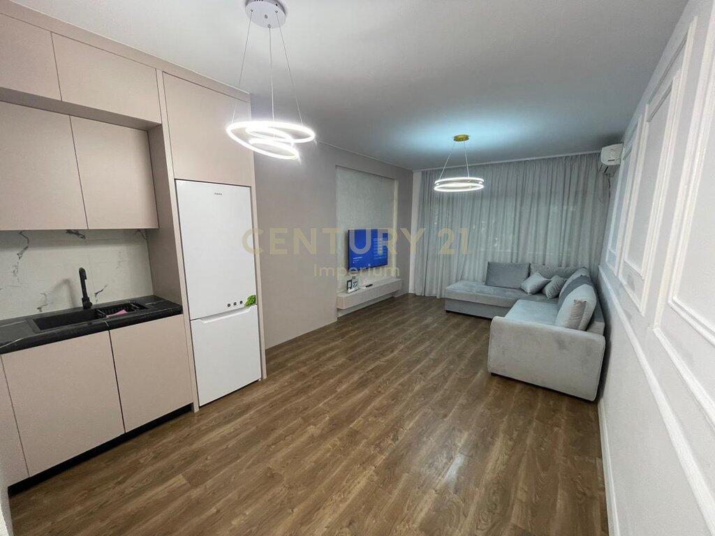 Shitet Apartament 1+1, 62 m², Yzberisht, pranë Grand Gallery 105,000 €