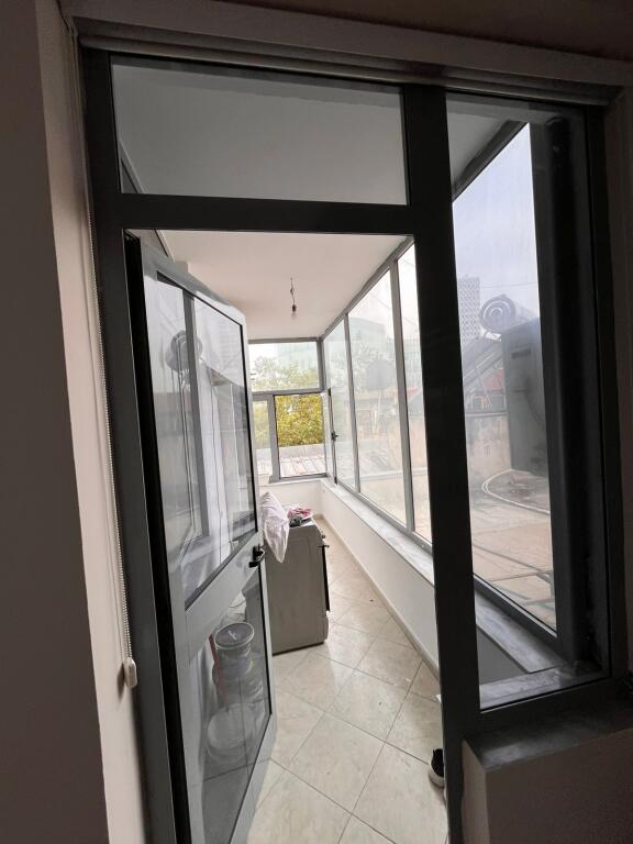 ✨ Jepet me Qira Apartament 2+1+2  📍 Vendndodhja: Direkt mbi Piano Bar Elysee  💶 Çmimi: 1,500 € bruto / muaj