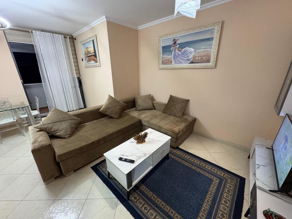 📍 Jepet me qira apartament 1+1  ¢ Vendndodhja: Qendra, pranë Poliklinikës Qendrore  ¢ Kati: 7 (me ashensor)  ¢ Tipologjia: 1+1  ¢ Çmimi: 600€ / muaj