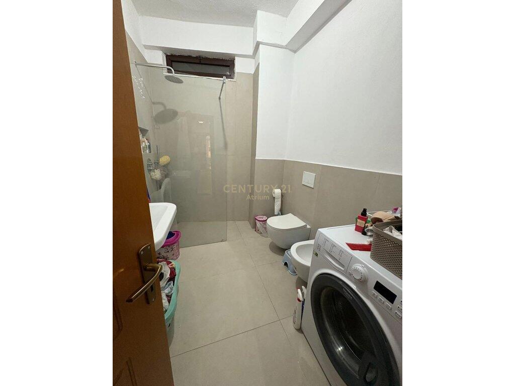 Jepet me qira Apartament 2+1 te Shkolla e Kuqe
