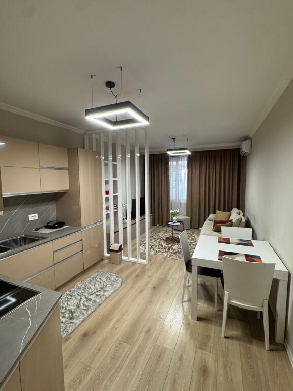 Apartament me qira 1+1 në Bllok!