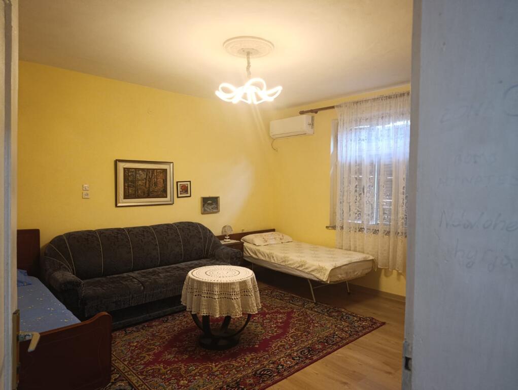 Il primo piano di una casa privata 2+1 in affitto a Fortuzi