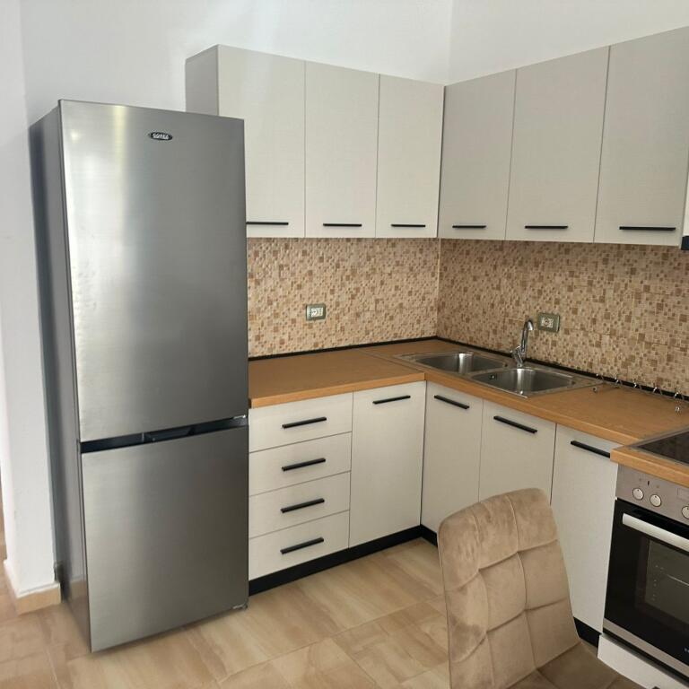 Apartament 3+1 me qira – Mbi Brryl, përballë Maternitetit të Ri