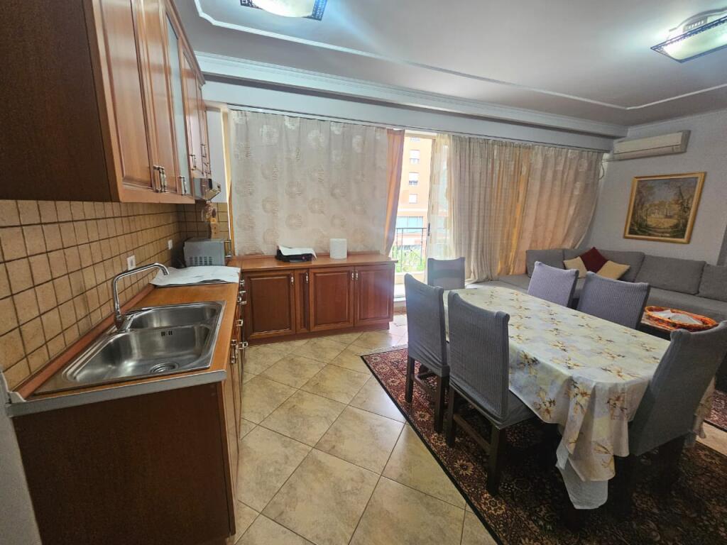 🏡 Apartament 2+1 me qira – Kompleksi Delijorgji (pallati i bardhë, pranë Poligonit Rogat)