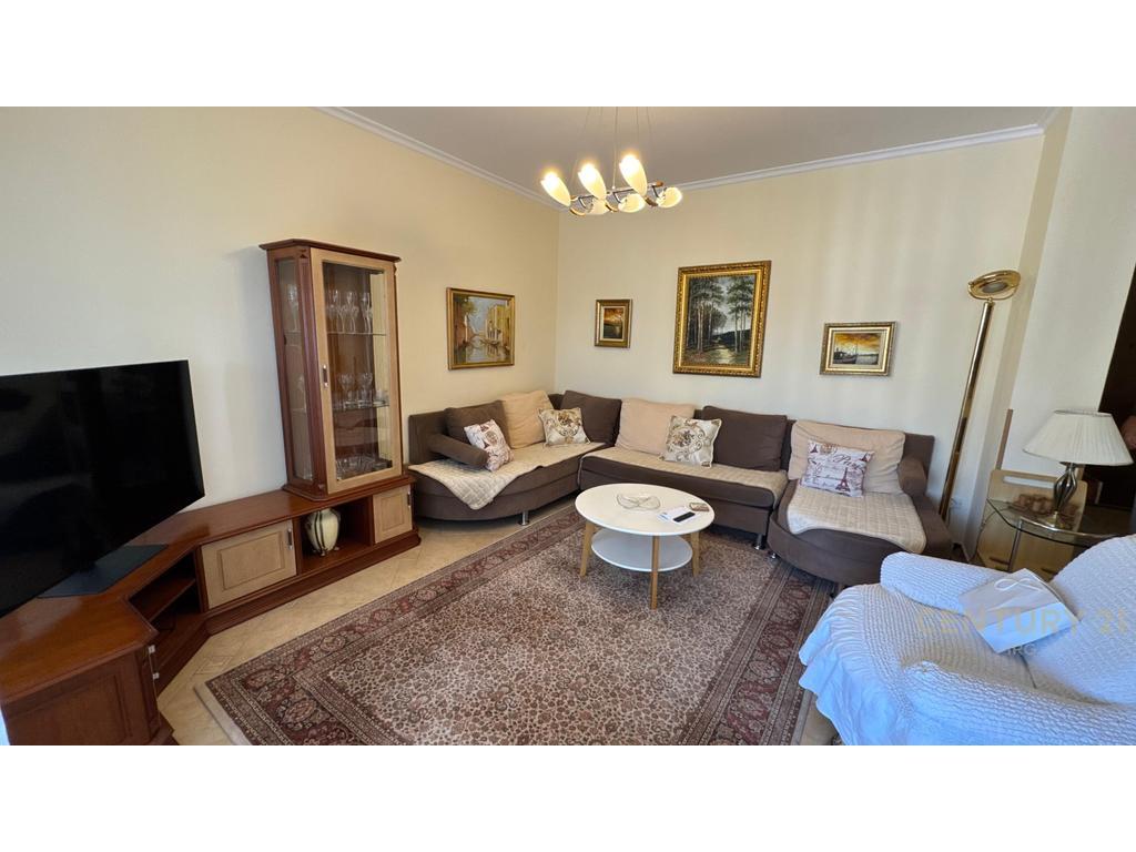 Jepet me qira apartament 3+1+2 te Rruga e Elbasanit, Tiranë