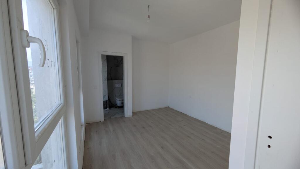 Shitet Apartament 2+1 +2 Kati 6,pallat me ashensor  Siperfaqe 117.6 m2  Cmimi 1600€\m2  Rruga Dritan Hoxha  Kompleksi aura