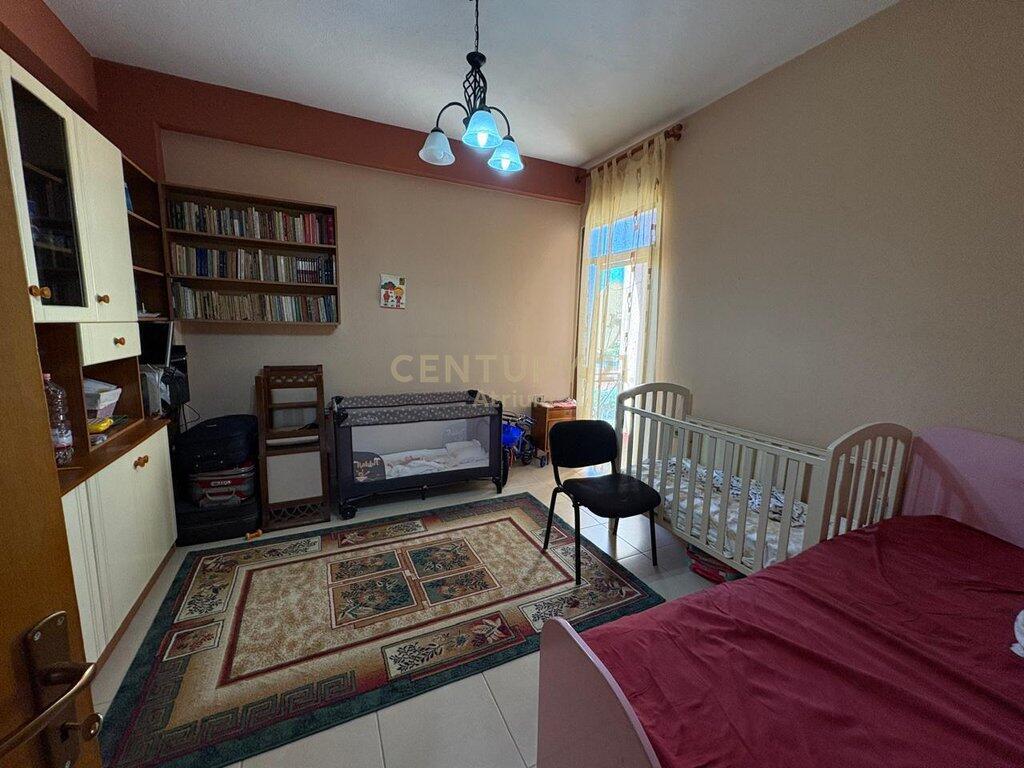 Jepet me qira Apartament 2+1 te Shkolla e Kuqe