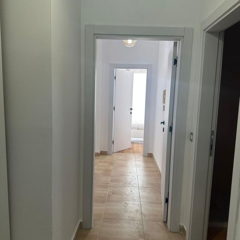 Apartament 3+1 me qira – Mbi Brryl, përballë Maternitetit të Ri