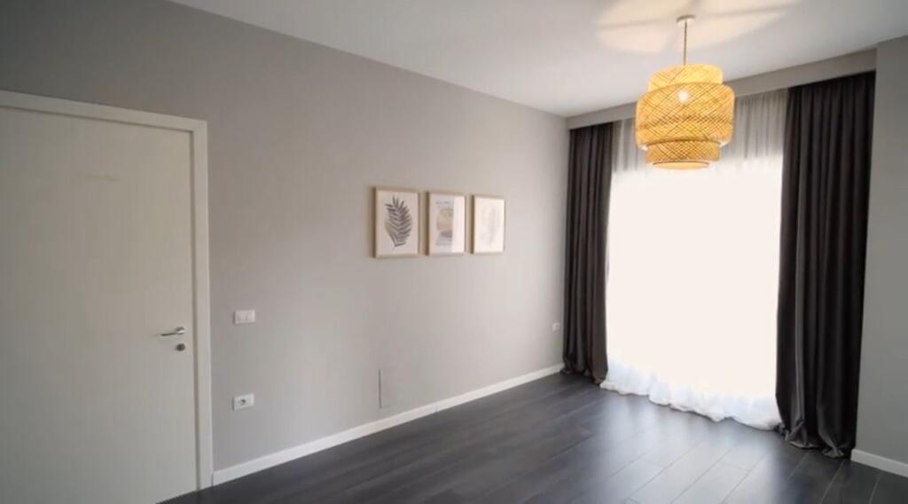 •Apartamenti ndodhet ne Rr.Barrikadave përballë shkollës Lidhja Prizrenit.