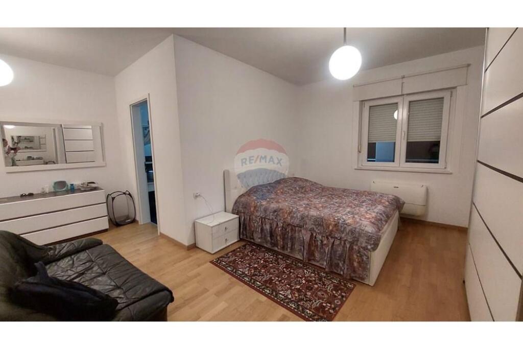 APARTAMENT 2+1 ME VERANDE DHE POST PARKIMI SAUK..
