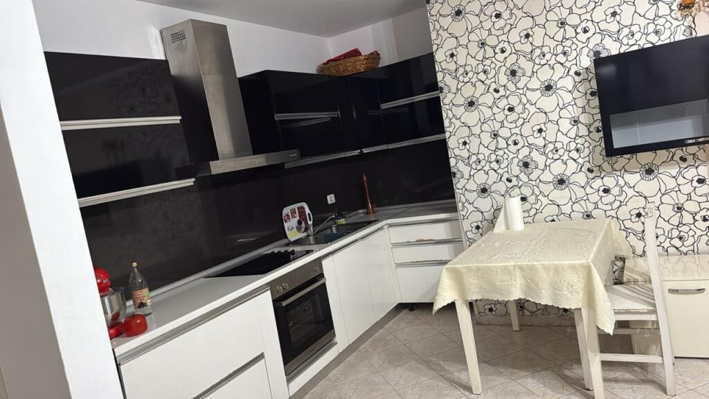 APARTAMENT ME QERA 1+1 RRUGA E KOSOVAREVE 800 EURO