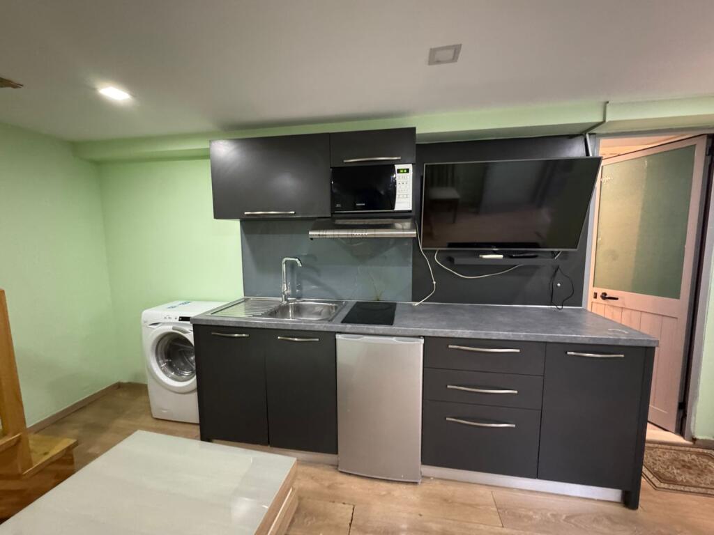 Qera Dublex, 21 Dhjetori, Tiranë