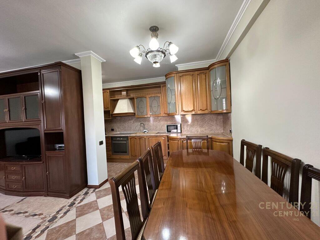 Shitet apartament 3+1+2+1 Lavanteri, Bulevardi Zogu i Parë!