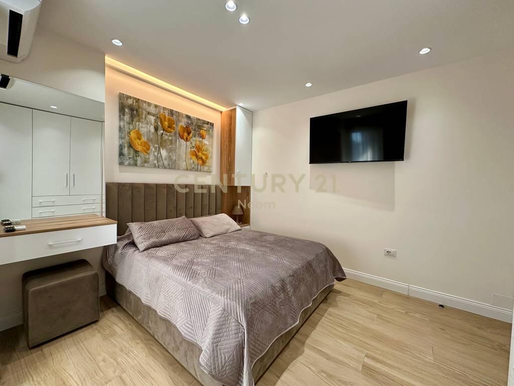 QIRA, APARTAMENT 1+1 + POST PARKIMI! 600 € /Muaj