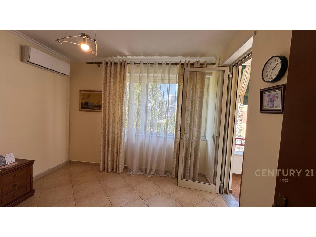 Jepet me qira apartament 3+1+2 te Rruga e Elbasanit, Tiranë