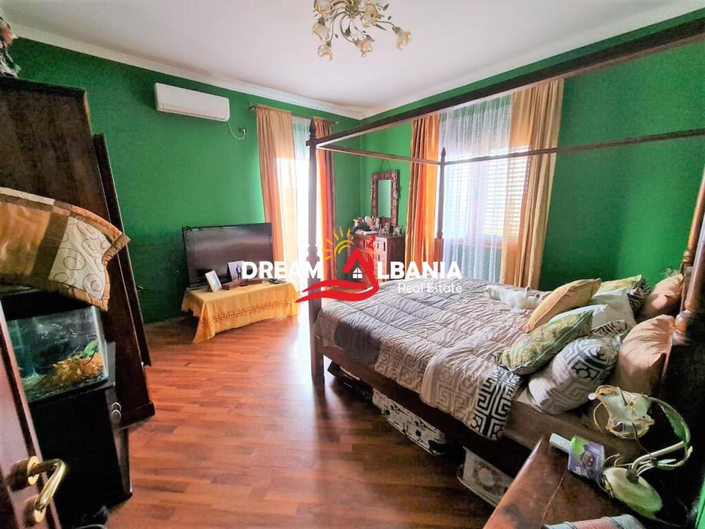Vile 2 kateshe me oborr dhe garazh nentoke ne shitje ne fshatin Peze e vogel ne Tirane (ID 4151096)