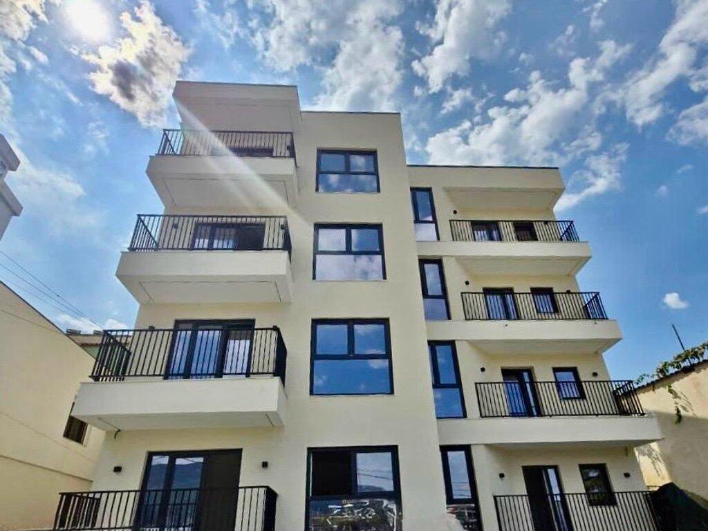 Appartamento Contemporaneo Trilocale con Balcone in Vendita a Tirana