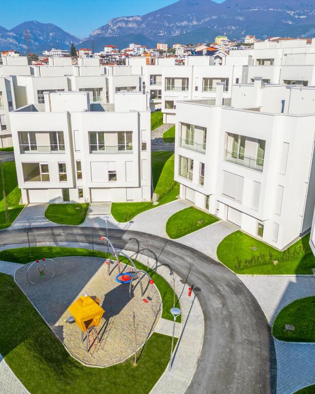 VILLA IN VENDITA CON IPOTECA, TIRANA