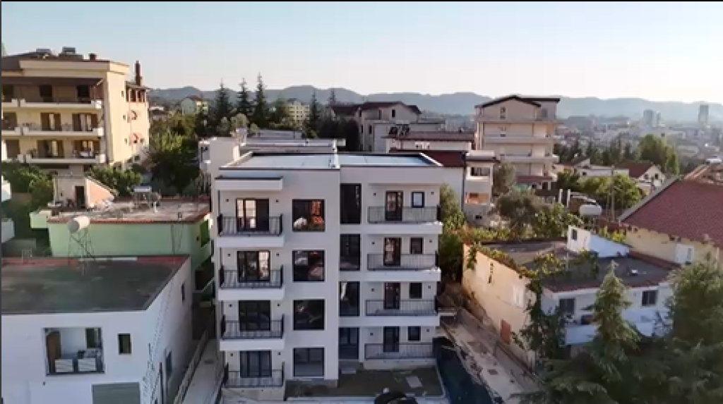 Appartamento 1+1 all'ultimo piano con balcone in vendita a Tirana (S10)