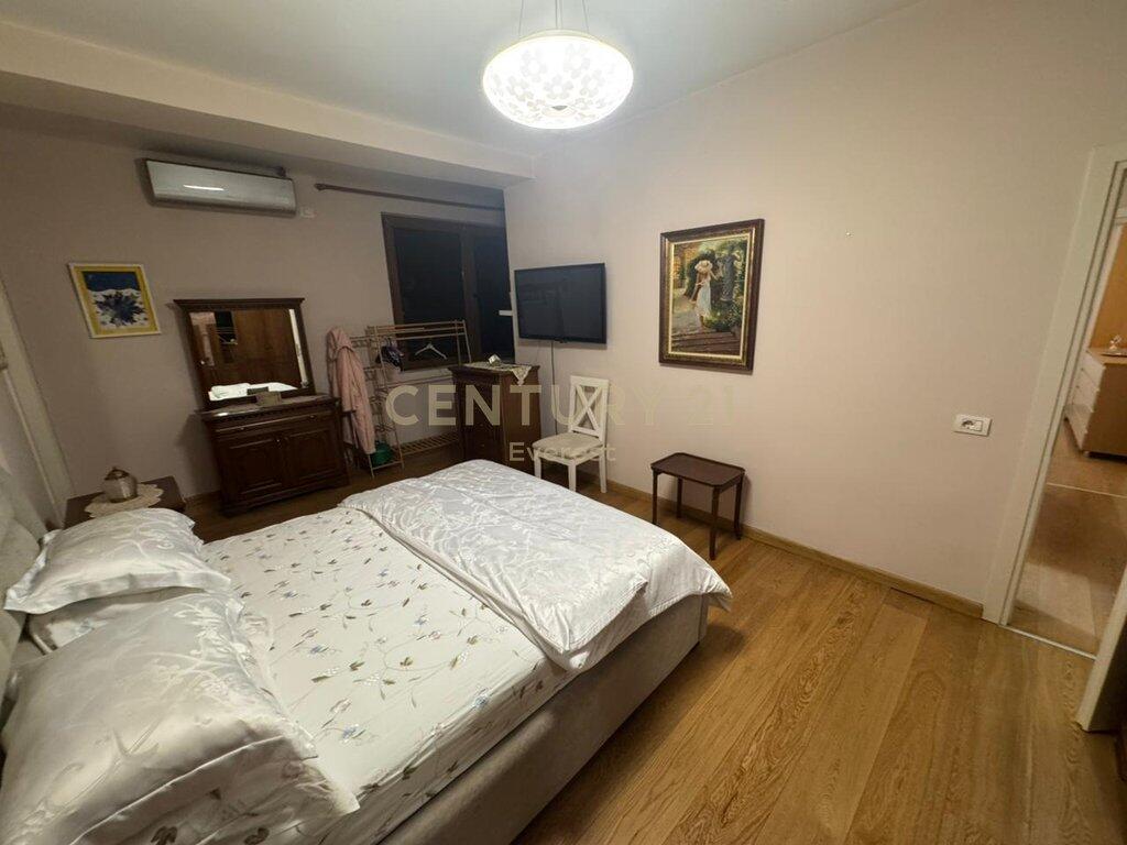 BRRYLI, VENDIAMO APPARTAMENTO 3+1+2+POSTO AUTO - 240.000 €