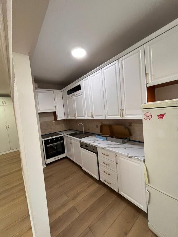 ✨ Jepet me Qira Apartament 2+1+2  📍 Vendndodhja: Direkt mbi Piano Bar Elysee  💶 Çmimi: 1,500 € bruto / muaj