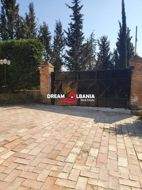 Vile 2 kateshe me oborr dhe garazh nentoke ne shitje ne fshatin Peze e vogel ne Tirane (ID 4151096)