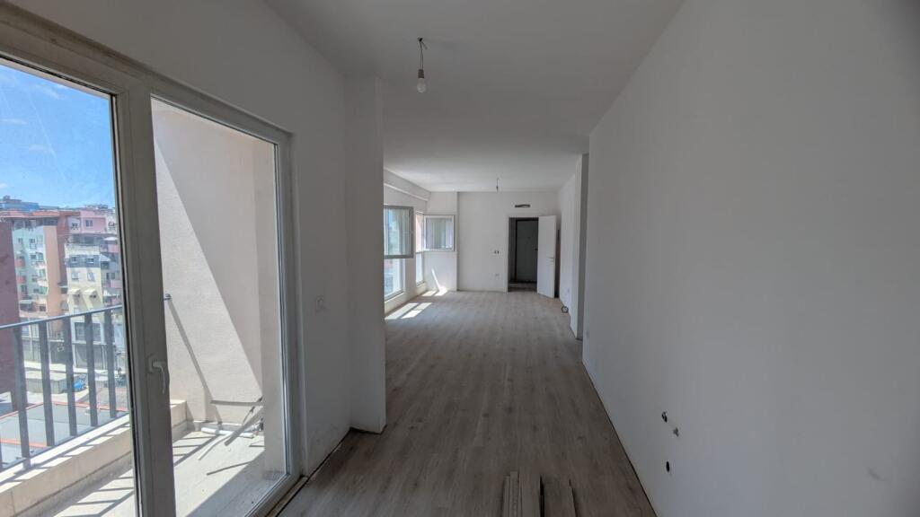 Shitet Apartament 2+1 +2 Kati 6,pallat me ashensor  Siperfaqe 117.6 m2  Cmimi 1600€\m2  Rruga Dritan Hoxha  Kompleksi aura