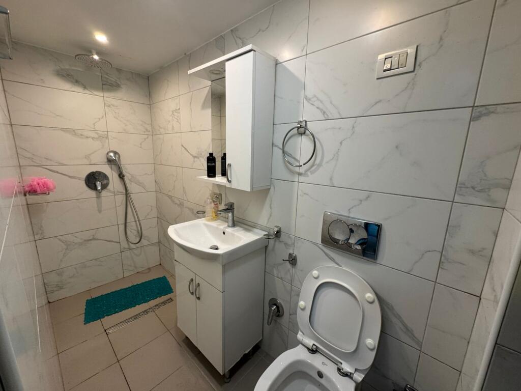 Qera Dublex, 21 Dhjetori, Tiranë