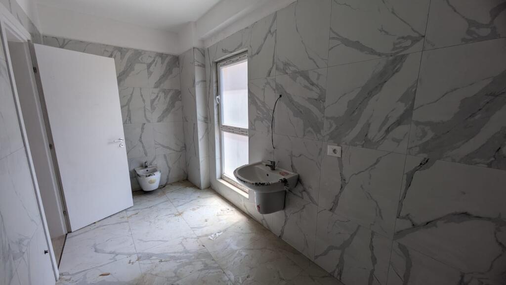 Shitet Apartament 2+1 +2 Kati 6,pallat me ashensor  Siperfaqe 117.6 m2  Cmimi 1600€\m2  Rruga Dritan Hoxha  Kompleksi aura