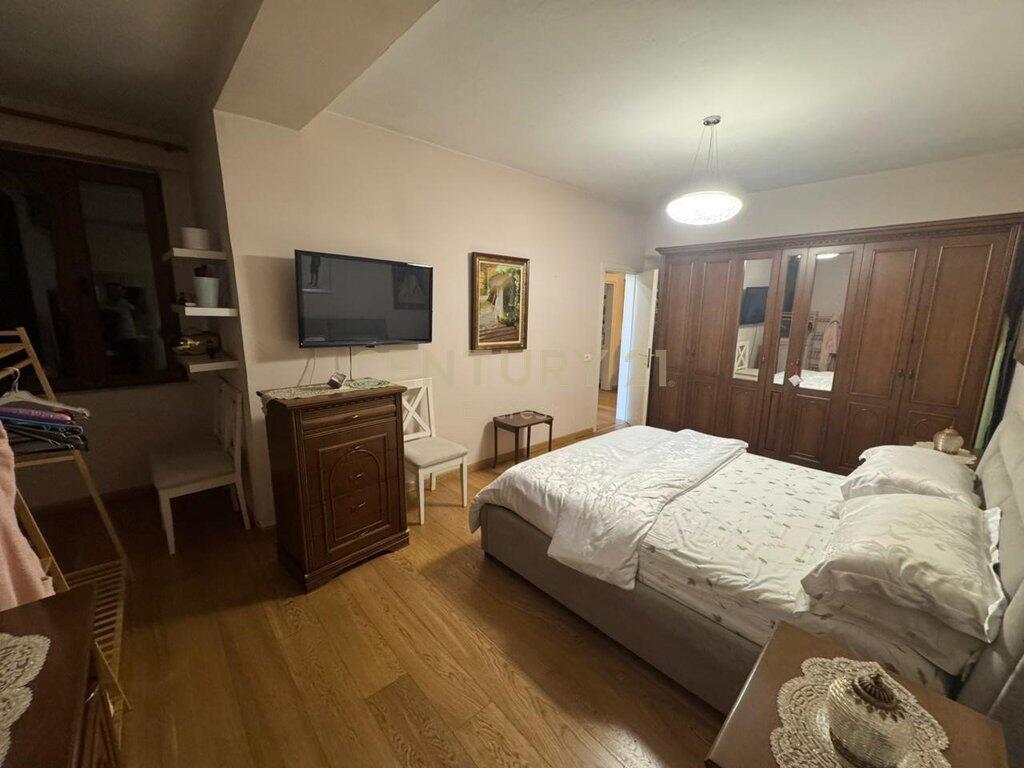 BRRYLI, VENDIAMO APPARTAMENTO 3+1+2+POSTO AUTO - 240.000 €