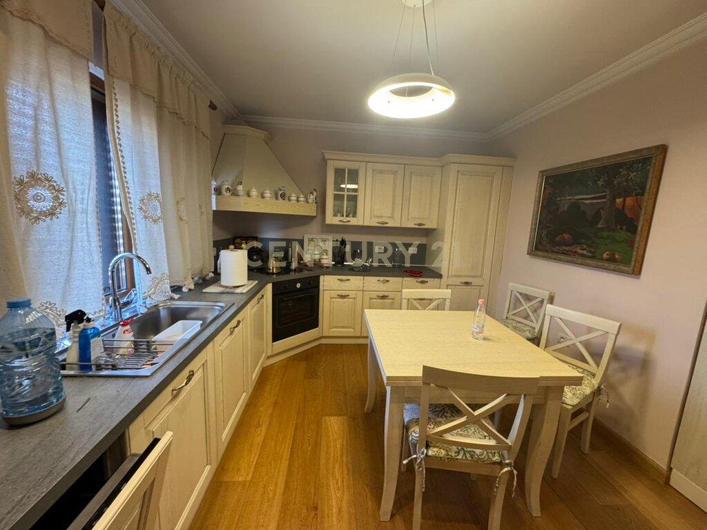 BRRYLI, VENDIAMO APPARTAMENTO 3+1+2+POSTO AUTO - 240.000 €