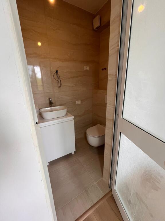 ✨ Jepet me Qira Apartament 2+1+2  📍 Vendndodhja: Direkt mbi Piano Bar Elysee  💶 Çmimi: 1,500 € bruto / muaj